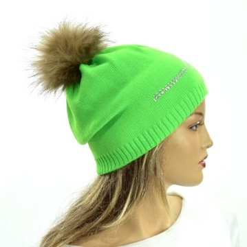 Женская зимняя шапка с помпоном.