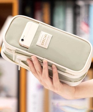 Школьный пенал, косметичка, фломастеры, мелки.