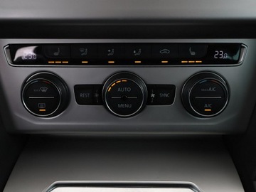 Volkswagen Passat B8 Variant 1.4 TSI BlueMotion Technology ACT 150KM 2016 Volkswagen Passat klima auto navi grzane fotele, zdjęcie 27