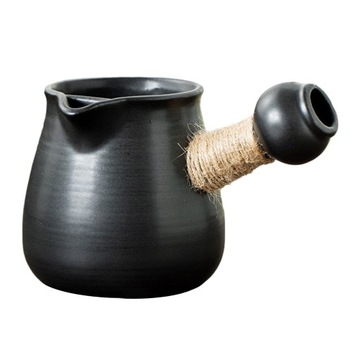 Porcelanowy dzbanek do herbaty z luźnymi liśćmi z uchwytem owiniętym sznurkiem. Herbata 380 ml