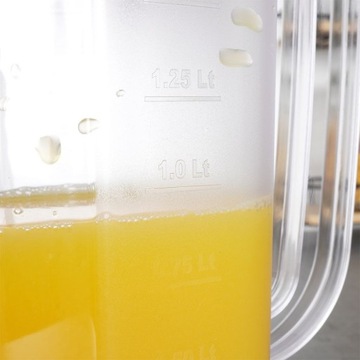 ПЛАСТИКОВЫЙ кувшин для напитков с крышкой-холодильником, узкий, 2,25л.