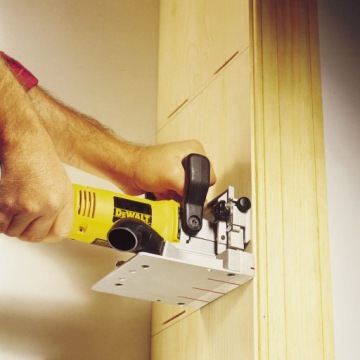 ПАЗОВОЧНО-ФРЕЗЕРНЫЙ СТАНОК DEWALT DW682K 600W