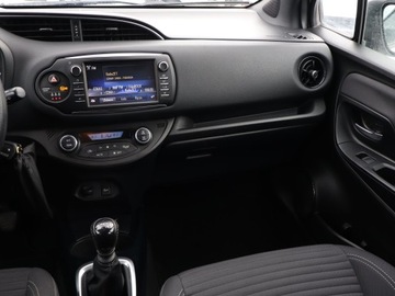 Toyota Yaris III Hatchback 5d Facelifting 2017 1.5 Dual VVT-iE 111KM 2019 Toyota Yaris 1.5 Dual VVT-i, Salon Polska, Klima, zdjęcie 7