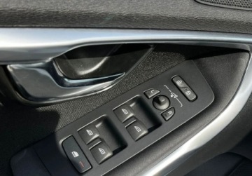 Volvo V40 II Hatchback Facelifting 2.0 T4 190KM 2018 Volvo V40 V40 190 KM Momentum Led Panorama Kamera Navi Tempomat Salon Pols, zdjęcie 11