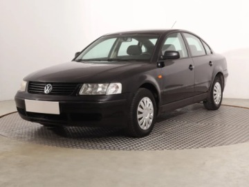 Volkswagen Passat B4 Kombi 1.6 100KM 1997 VW Passat 1.6, Klima, zdjęcie 1