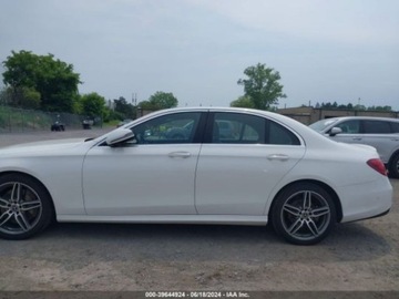 Mercedes Klasa E W213 2019 Mercedes-Benz Klasa E 2019 Mercedes-Benz E-Class E 300 RWD Sedan 2.0 241KM, zdjęcie 2