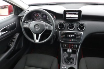 Mercedes Klasa A W176 Hatchback 5d 1.6 180 BlueEFFICIENCY 122KM 2014 Mercedes A A 180, Klima, zdjęcie 6