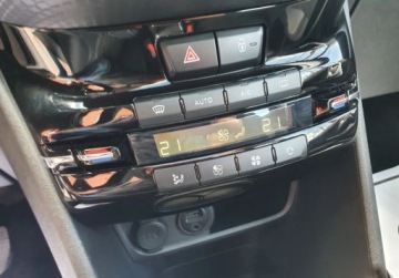 Peugeot 2008 I SUV Facelifting 1.2 PureTech 110KM 2016 Peugeot 2008 Panorama LED Nawigacja GetHelp 1.2 Benzyna 110KM, zdjęcie 14