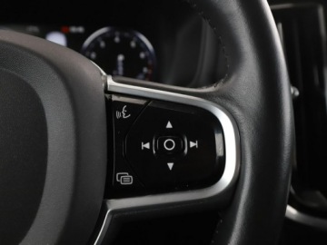Volvo V60 II  Kombi 2.0 T5 250KM 2019 Volvo V60 Inscription T5 automat skóra navi, zdjęcie 28