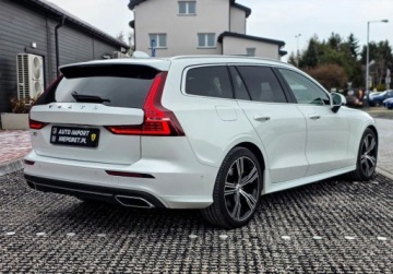 Volvo V60 II  Kombi Plug-in 2.0 T6 Plug-In Hybrid 341KM 2021 Volvo V60 FV 23 BW Panorama Kamery 360 Biala Perla 2.0 Hybryda Plug-in, zdjęcie 4