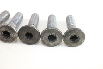 БОЛТЫ ПЕРЕДНИХ ТОРМОЗНЫХ ДИСКОВ KAWASAKI ZX6R NINJA 94-97