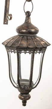 Металлический фонарь, старинный подвесной фонарь.