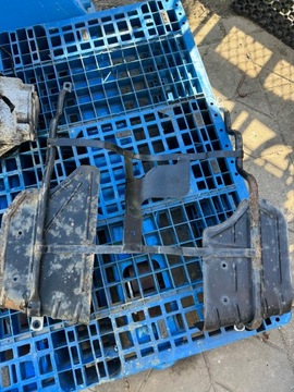 LAND ROVER FREELANDER I КРЕПЛЕНИЕ ТОПЛИВНОГО БАКА