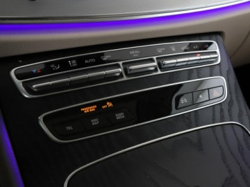 Mercedes Klasa E W213 Limuzyna Plug-in Facelifting 2.0 300de 306KM 2020 Mercedes E 300 FV23% PHEV jasne dkóry virtual, zdjęcie 29