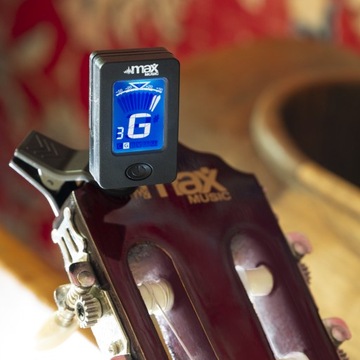 Набор классической гитары 4/4, тюнер, струны, ремень, чехол.