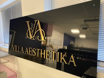 Логотип на стене, объемные буквы, надпись PLEXI styrodur.