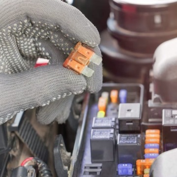 Набор автомобильных предохранителей mini maxi 242 в универсальной коробке.