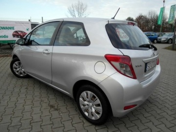 Toyota Yaris III Hatchback 5d Facelifting 1.0 VVT-i 69KM 2014 Toyota Yaris Salon Polska Klimatyzacja Wspomaganie Abs Benzyna 69KM, zdjęcie 2