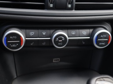 Alfa Romeo Giulia II Sedan 2.0 TBi 280KM 2019 Alfa Romeo Giulia 2.0 Turbo, Salon Polska, 4X4, zdjęcie 11
