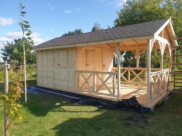 Деревянный летний домик с садовой беседкой