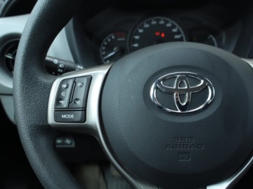 Toyota Yaris III Hatchback 5d Facelifting 2017 1.0 VVT-i 72KM 2020 Toyota Yaris 1.0 VVT-i, Salon Polska, zdjęcie 16