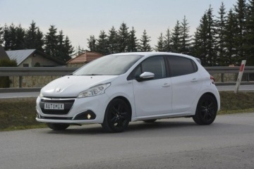 Peugeot 208 I Hatchback 5d Facelifting 1.2 PureTech 82KM 2018 Peugeot 208 1.2 Benzyna Style gwarancja przebiegu, zdjęcie 2