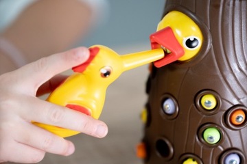 МАГНИТНАЯ ИГРА КОРМИТЬ ПТИЦУ ДЛЯ ДЕТЕЙ МОНТЕССОРИ ВУДПЭПЕ 12 ЧЕРВЬ