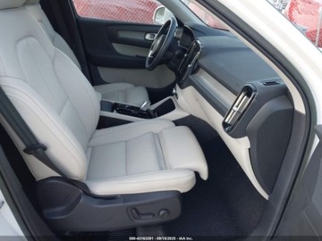 Volvo XC40 2023 Volvo XC 40 B5 Plus Bright Theme 2023 2.0l 2.0 Benzyna 247KM, zdjęcie 9