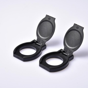 Двусторонняя клейкая лента, закрывающая крышку объектива.