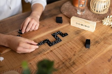 СЕМЕЙНАЯ КОРОБКА ДЛЯ ИГРЫ ДОМИНО, 28 ДЕРЕВЯННЫХ БЛОКОВ