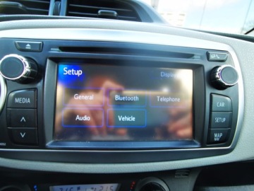 Toyota Yaris III Hatchback 5d Hybrid 100 74KM 2013 TOYOTA YARIS Hybrid 100 74KM,Automat, Kamera cofania, Nawigacja, zdjęcie 4