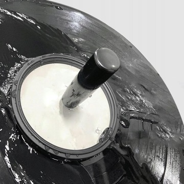 Зажим для чистки пластинок, белая виниловая пластинка диаметром 106 мм.