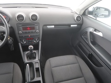 Audi A3 8P Hatchback 3d 1.6 102KM 2010 Audi A3 1.6, Klima, Klimatronic, zdjęcie 7