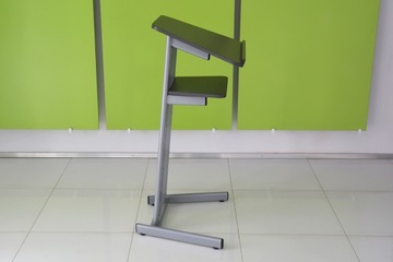 Стильная кафедра на металлическом каркасе 60х60х115см.