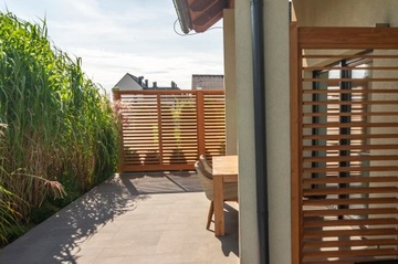 Деревянная крыша террасы Качественная пергола из клееного дерева и стекла.