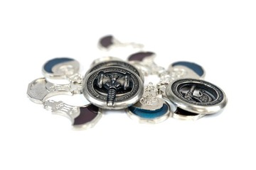 НАБОР ИЗ 3 МЕТАЛЛИЧЕСКИХ МОНЕТ СНАРЯЖЕНИЕ ПРИКЛЮЧЕНЦА - РПГ-ОРУЖИЕ