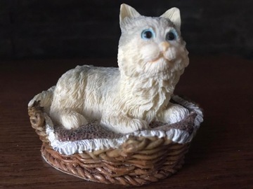 Figurka Kot w koszyku