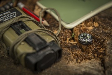 KOMPAS MAGNETYCZNY ŚWIECĄCY W CIEMNOŚCI UCIECZKOWY KOMPAS GUZIKOWY LARGE