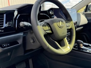 Lexus NX II SUV Facelifting 2.5 450h+ 292KM 2025 LEXUS NX 450h+ Omotenashi AWD Suv 2.5 (292KM) 2025, zdjęcie 10
