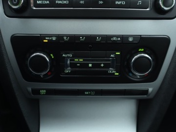 Skoda Octavia II Hatchback Facelifting 1.6 TDI CR DPF 105KM 2012 Skoda Octavia 1.6 TDI, Klima, Klimatronic, zdjęcie 11