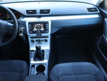 Volkswagen Passat B7 Variant 1.6 TDI CR DPF BlueMotion 105KM 2013 VW Passat 1.6 TDI, Salon Polska, Navi, Xenon, zdjęcie 7
