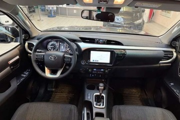 Toyota Hilux VIII Podwójna kabina Facelifting 2024 2.8 D-4D 204KM 2025 Toyota Hilux Dostepny od reki Pakiet holowniczy Pakiet Protection, zdjęcie 3