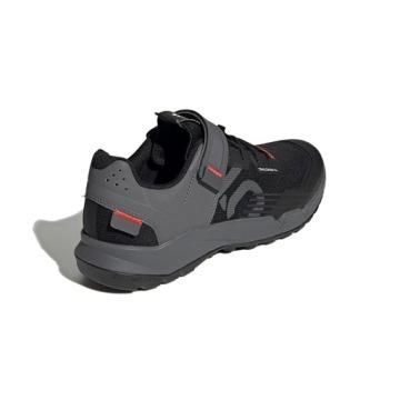Велосипедные туфли, прикрепленные к педалям Adidas Five Ten Trailcross. 40 2/3