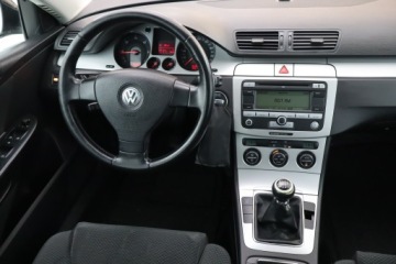 Volkswagen Passat B6 Variant 1.9 TDI PDE 105KM 2007 VW Passat 1.9 TDI, Klima, Klimatronic, Tempomat, zdjęcie 6
