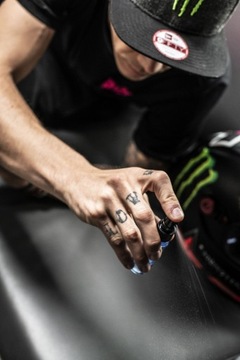 Препарат Muc-Off для очистки козырьков и линз шлемов, очков и мотоциклов.