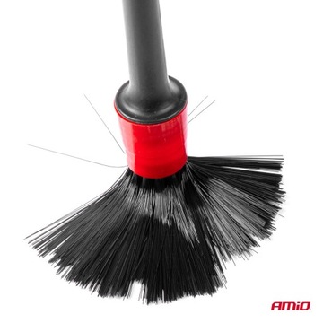 Набор кистей для детейлинга и щеток для чистки.