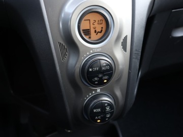 Toyota Yaris II Hatchback 5d 1.0 VVT-i 69KM 2010 Toyota Yaris 1.0 VVT-i, Klima, Klimatronic, zdjęcie 16