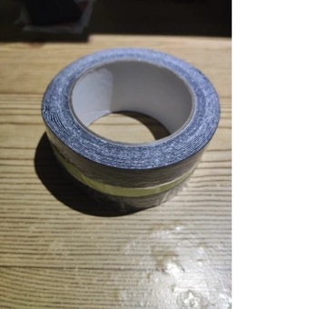 ЛЕНТА ПРОТИВСКОЛЬЗЯЩАЯ с флуоресцентной полосой 50мм 3м