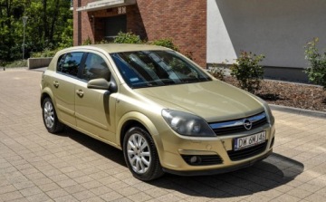 Opel Astra H Hatchback 5d 1.6 Twinport ECOTEC 105KM 2004 Opel Astra 1,6 Salon PL 1.6 Benzyna 105KM, zdjęcie 5
