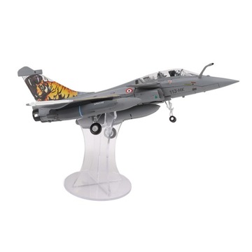 Модель истребителя 1:72, отлитая под давлением